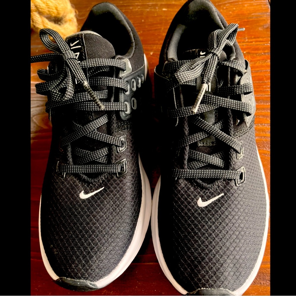 **Never Worn** Size 6 - Nike Air Max